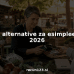 Roke upravljajo s prenosno blagajno v slovenski trgovini.